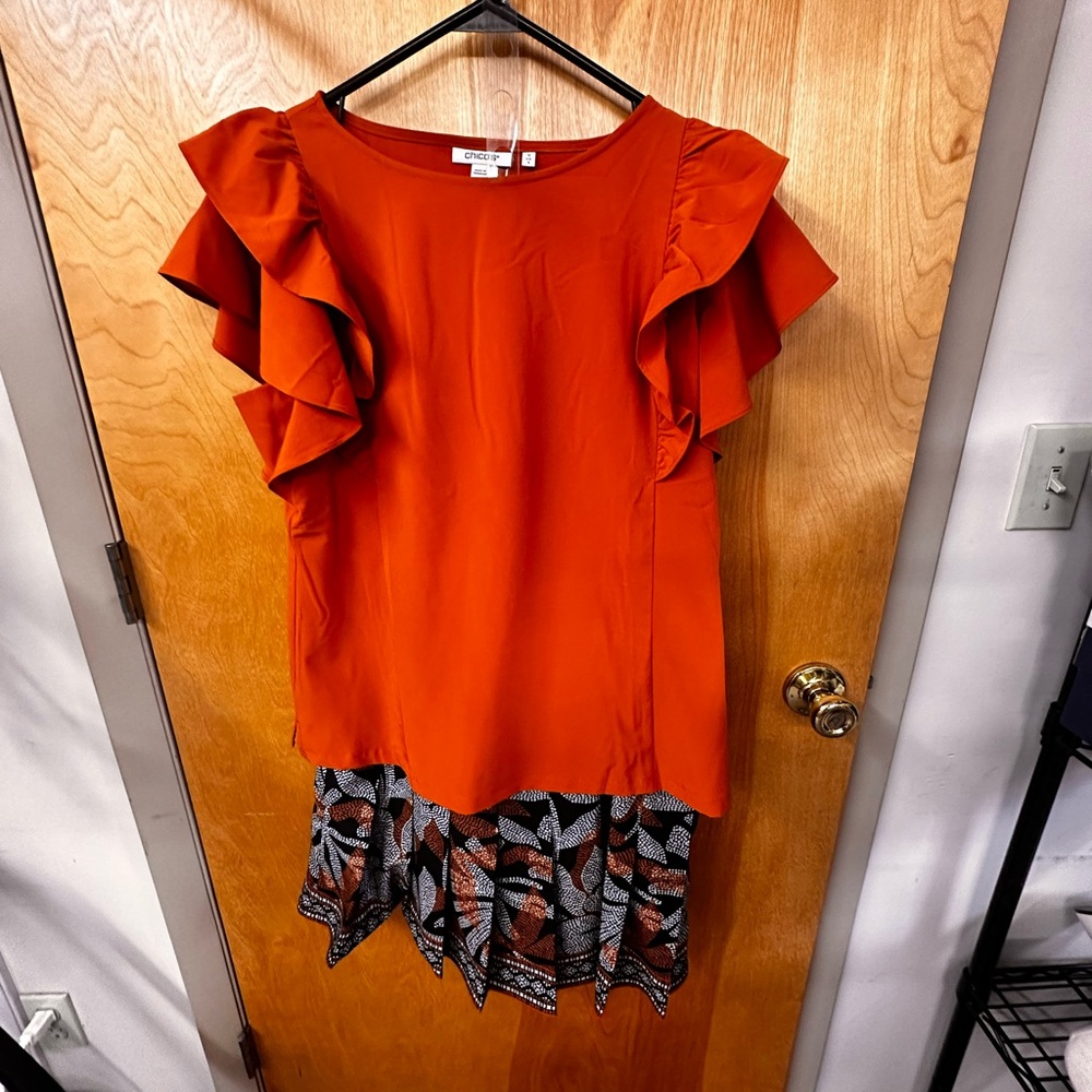 Chico’s 2 piece set, never worn. Size 0 skort and top.
